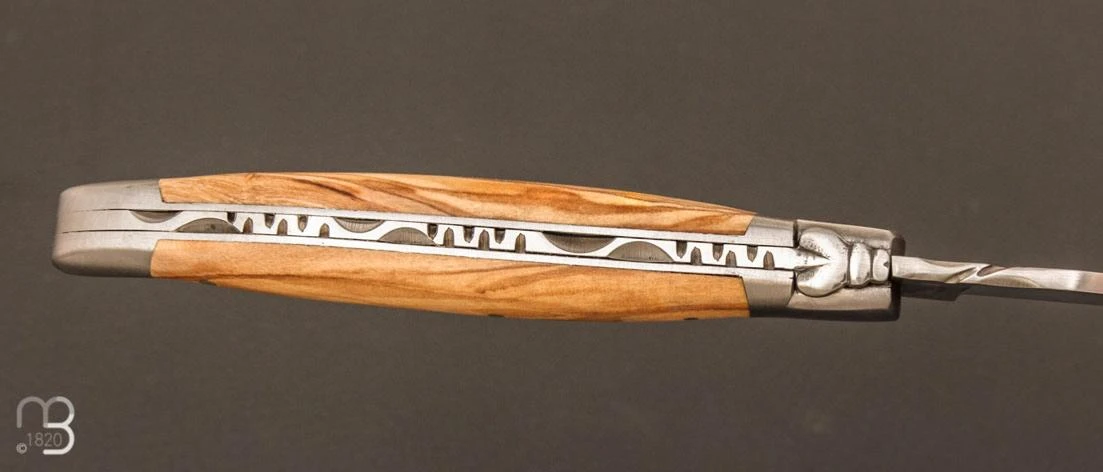 Couteau Laguiole En Aubrac - Olivier Et Lame 12C27 Satinée 4 Couteau Laguiole En Aubrac - Olivier Et Lame 12C27 Satinée – Image 4