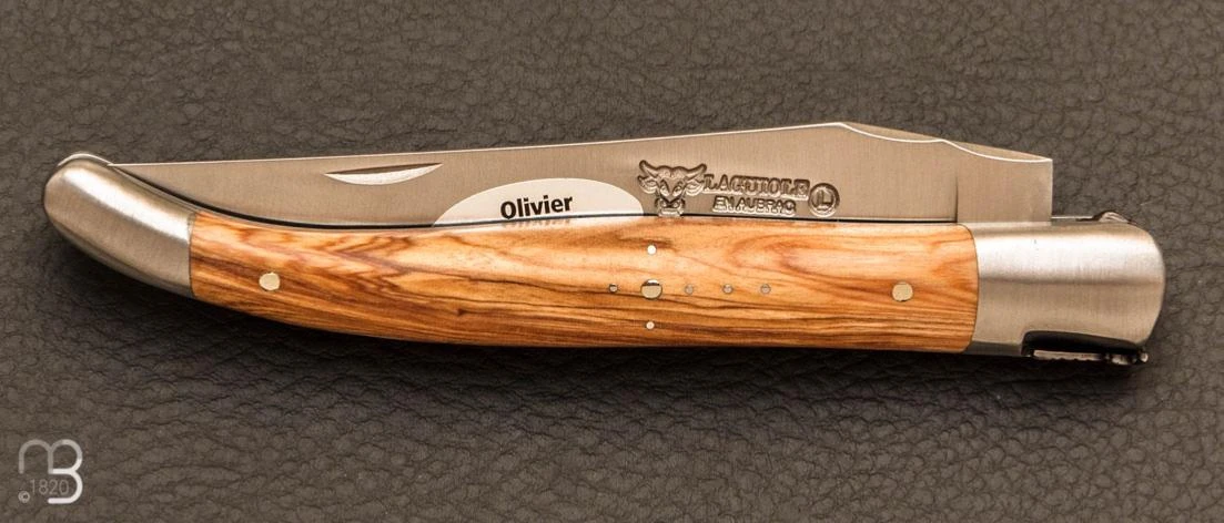 Couteau Laguiole En Aubrac - Olivier Et Lame 12C27 Satinée 3 Couteau Laguiole En Aubrac - Olivier Et Lame 12C27 Satinée – Image 3