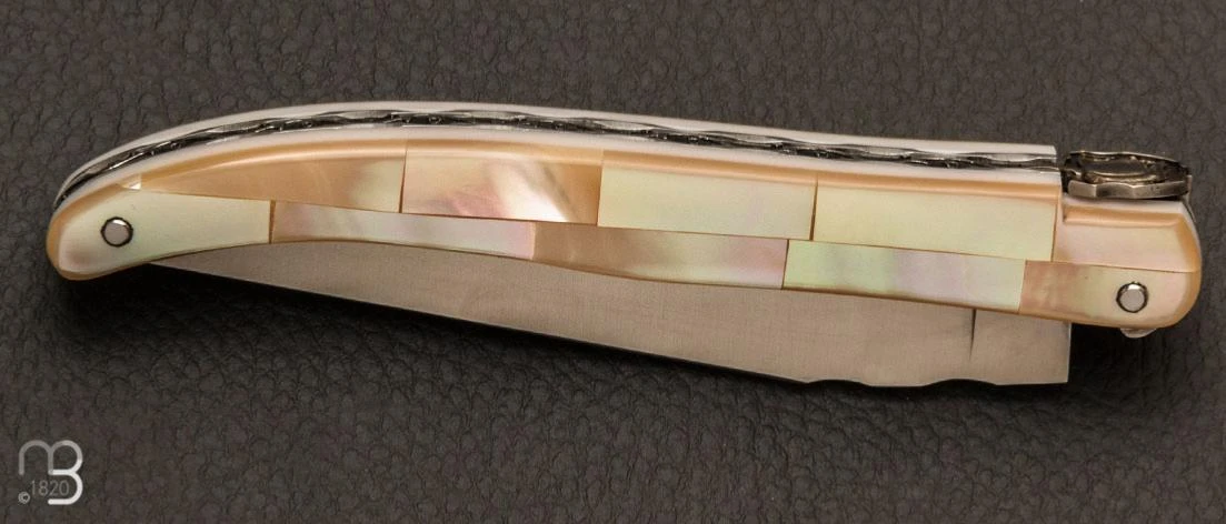 Couteau De Collection Laguiole Nacre Mosaïque - Rose Par Virgilio Munoz 6 Couteau De Collection Laguiole Nacre Mosaïque - Rose Par Virgilio Munoz – Image 6