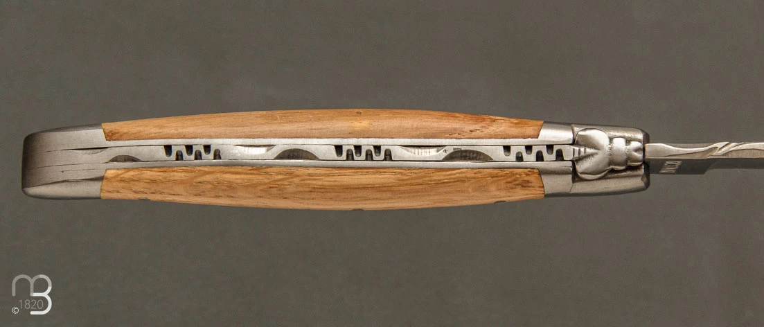 Couteau Laguiole En Aubrac Chêne - Lame Satinée 5 Couteau Laguiole En Aubrac Chêne - Lame Satinée – Image 5